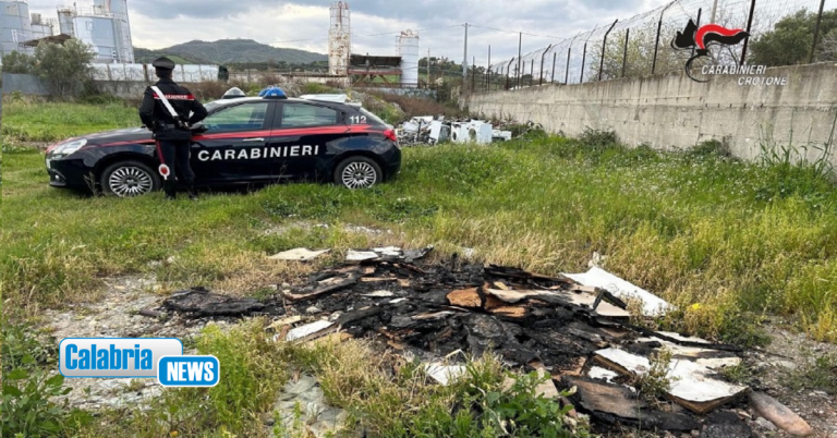 Discariche abusive e incendi di rifiuti: quattro denunce nel crotonese