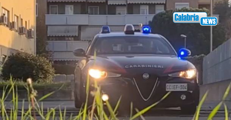 Blitz dei Carabinieri in un’abitazione: arrestati padre e figlio, tentano di gettare droga dalla finestra