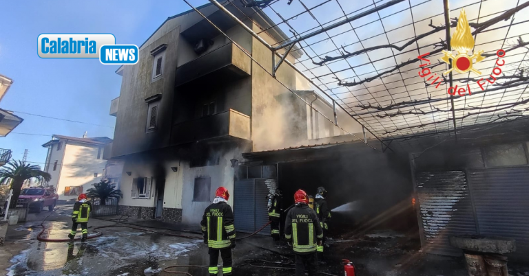 FOTO-Incendio devasta un magazzino nel Catanzarese: un ferito, ha ustioni su diverse parti del corpo