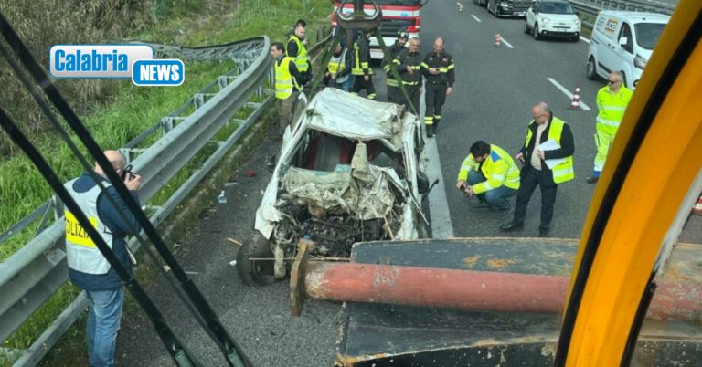 Incidente sulla A2 tra Rosarno e Gioia Tauro, auto precipita in burrone: feriti padre e figlio