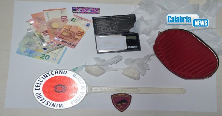 Crotone, blitz Polizia in un’abitazione del quartiere Acquabona: arrestata una 41enne