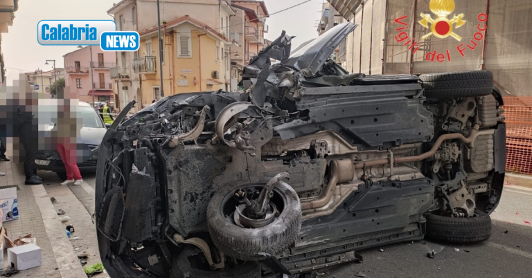 Lamezia, Suv impatta contro muro e si ribalta in via delle Terme: ferite mamma e le sue 2 bambine