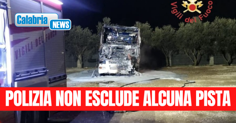 Lamezia, nella notte distrutto dalle fiamme mezzo azienda settore rifiuti