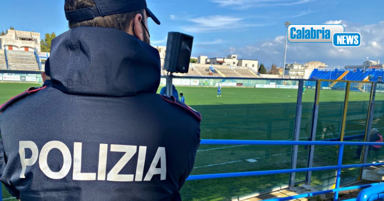 Catanzaro, colpisce con monetine terna arbitrale dopo partita con Reggiana: Daspo di 4 anni