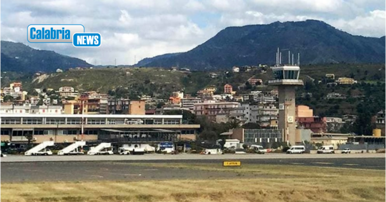 Eruzione Etna: chiuso l’aeroporto di Reggio Calabria, voli dirottati su Lamezia Terme