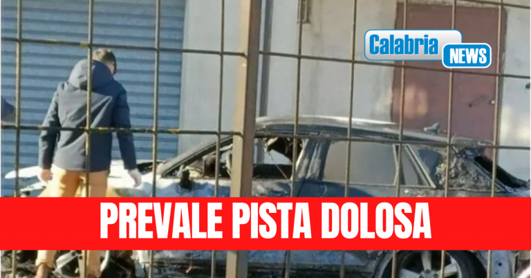 In fiamme l’auto del sindaco di Serra San Bruno, distrutta la vettura parcheggiata vicino casa