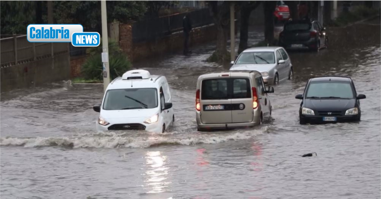 VIDEO-Bomba d’acqua si abbatte su Vibo Marina: strade allagate e traffico in tilt