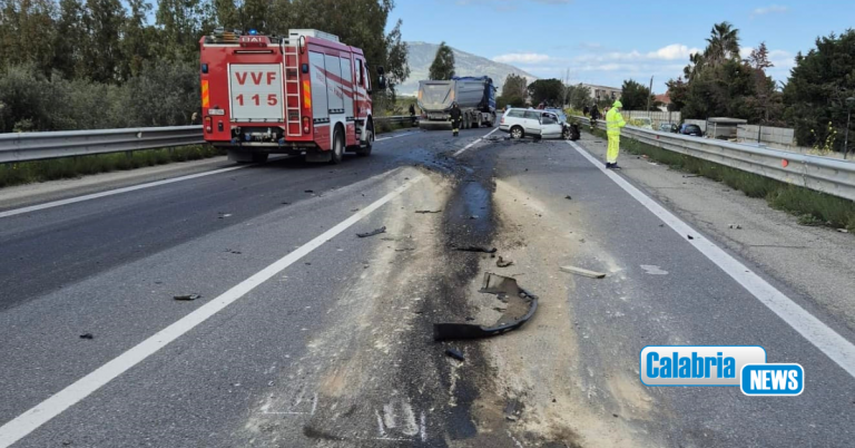 FOTO-Altro sangue sulla SS 106, impatto auto-camion a Villapiana: un morto e un ferito