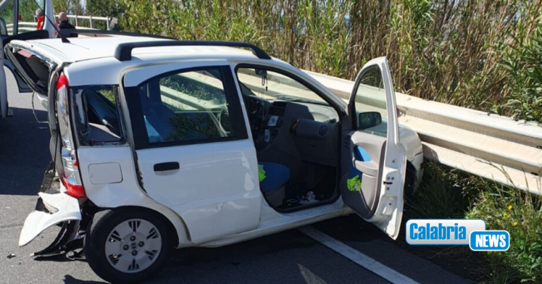 Belmonte, violento impatto tra due auto: tre feriti, uno in gravi condizioni all’ospedale di Cosenza