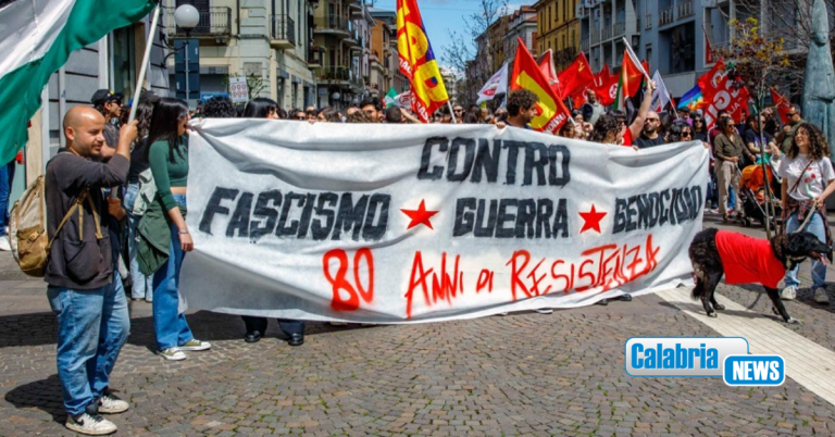 25 aprile: corteo antifascista a Cosenza, cori per la pace: applauso corale in omaggio a Papa Francesco