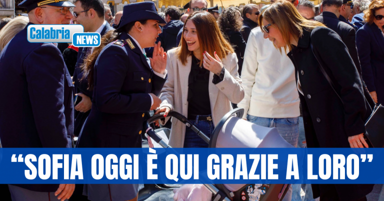 FOTO-Cosenza, alla festa della Polizia anche la famiglia della neonata rapita