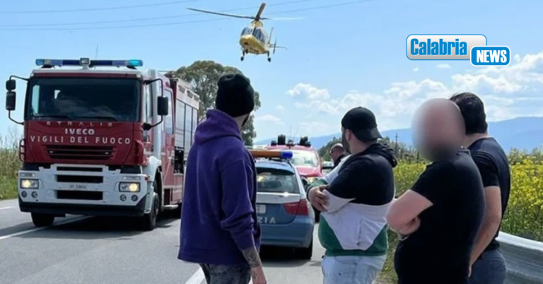 Violento impatto auto-moto sulla SS 106 a Cassano: tre feriti, uno grave trasferito all’Annunziata