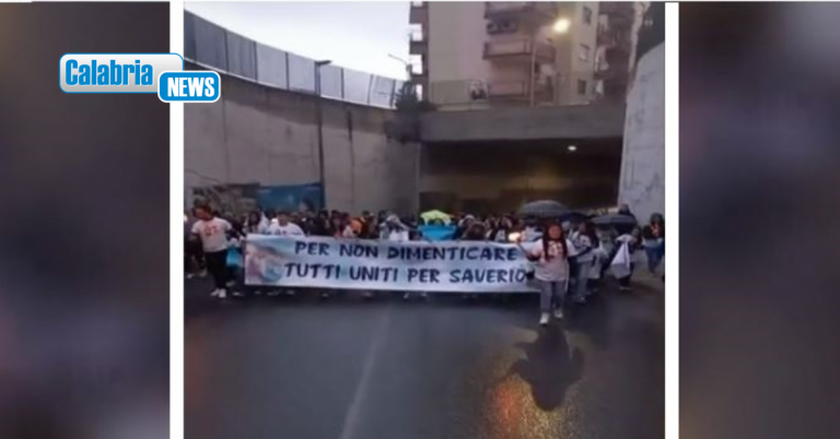 Corigliano-Rossano: partecipata fiaccolata per Saverio, passato per 3 ospedali e morto a soli 5 mesi