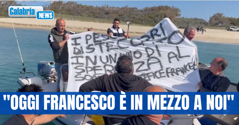 L’omaggio a Papa Francesco dei pescatori di Steccato di Cutro nel mare della strage di migranti