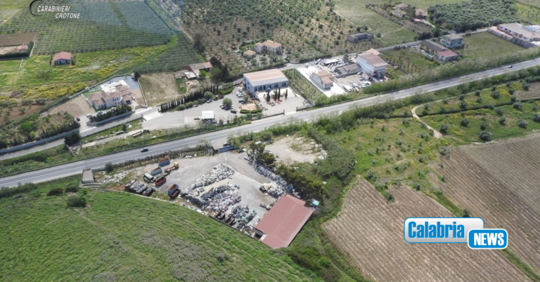 FOTO-Sequestrate due discariche abusive nel crotonese: oltre 350 metri cubi di rifiuti