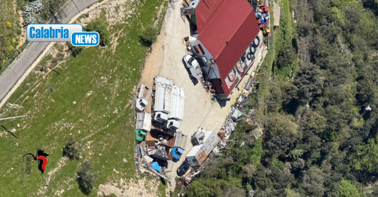 Cotronei, discarica abusiva e furti di ferro all’isola ecologica: denunce e sequestri dei Carabinieri
