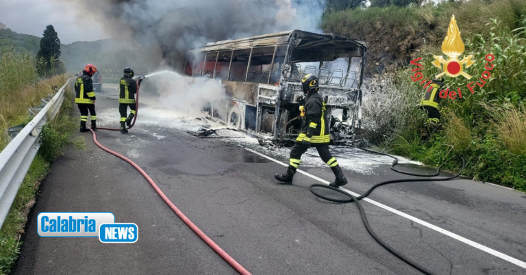 Autobus in transito prende fuoco nel Catanzarese, passeggeri riescono a mettersi in salvo