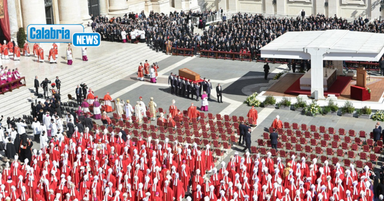 Oggi l’ultimo saluto a Papa Francesco: In piazza e sul percorso 400mila persone