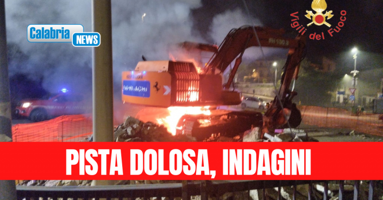 Nel Catanzarese incendiato nella notte escavatore ditta che esegue lavori del Comune