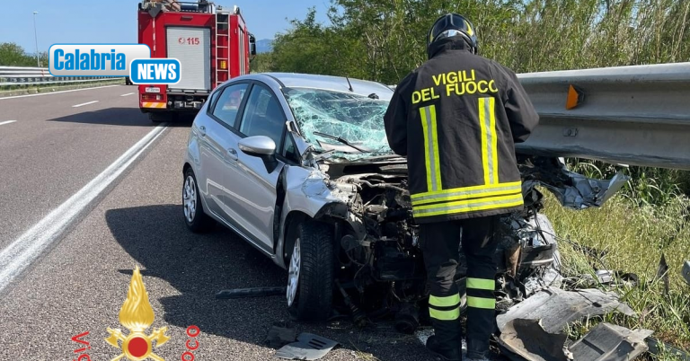 Perde controllo auto e impatta contro guardrail sulla A2 a Falerna: ferita la conducente