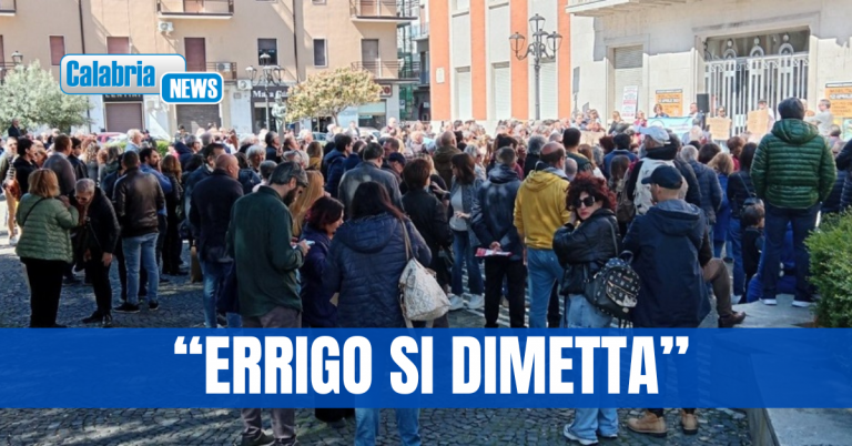FOTO-Crotone, manifestazione di protesta: No ai rifiuti della bonifica in discarica del territorio