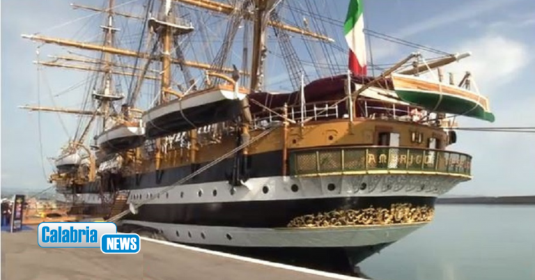 “Amerigo Vespucci”, a Crotone tanto entusiasmo: iniziate in porto le visite alla nave più bella del mondo