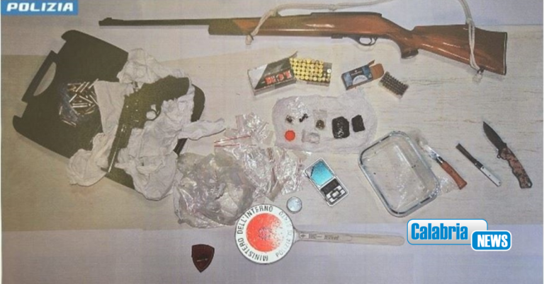 Crotone, possesso di armi e droga in casa a ‘Poggio Pudano’: Polizia arresta un 30enne