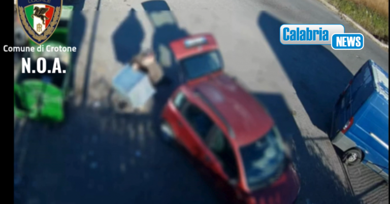 Crotone, forno da incasso abbandonato in strada: zozzone pizzicato dalla Polizia locale