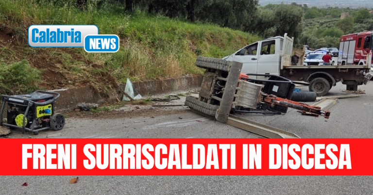 Lamezia, furgone che trasporta miniescavatore impatta contro muro: tre feriti, due sono gravi