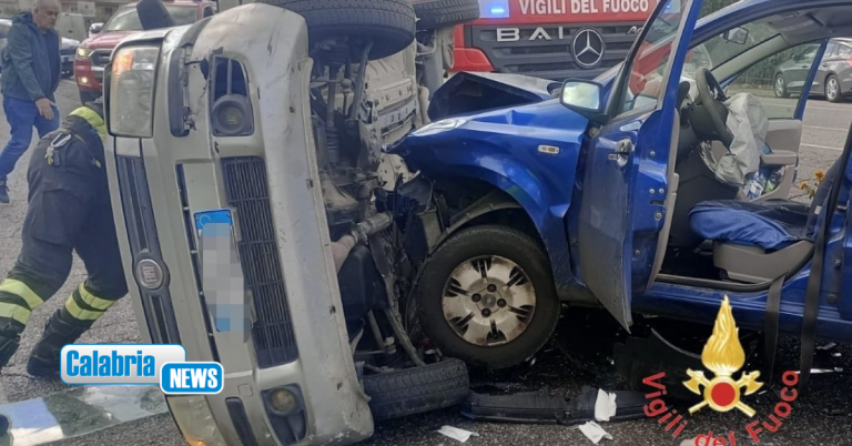 Lamezia, violento impatto tra due auto in via del Progresso: tre feriti