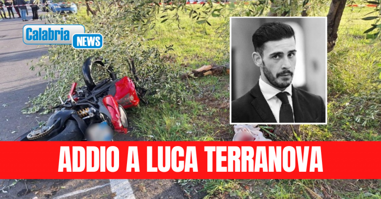 Impattano violentemente con la moto contro un albero sulla SS18: muore 27enne, gravissimo l’amico