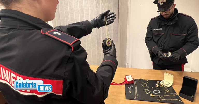 Ruba monili in oro per un valore di 5mila euro: collaboratrice domestica arrestata nel Catanzarese