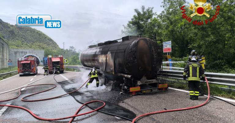 Autotreno in fiamme sulla corsia Sud della A2 tra Altilia Grimaldi e San Mango d’Aquino