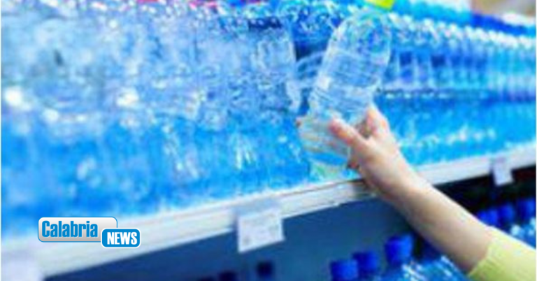 Acqua in bottiglia, test boccia 6 marche su 21: livelli eccessivi inquinante Tfa