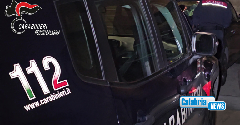Reggio Calabria, tenta di disfarsi della droga alla vista dei Carabinieri: 18enne in manette