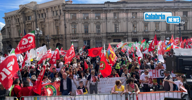 FOTO-Grande partecipazione a Catanzaro per “Calabria alza la testa” per il diritto alla salute