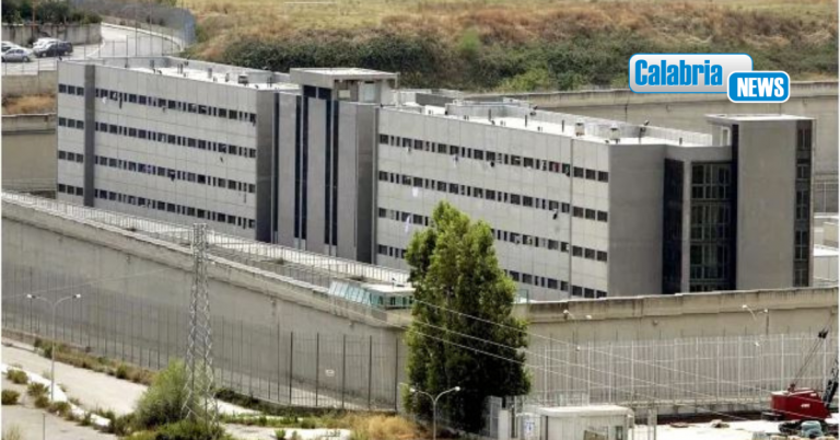 Catanzaro, due eventi critici in poche ore in carcere: agenti penitenziaria feriti