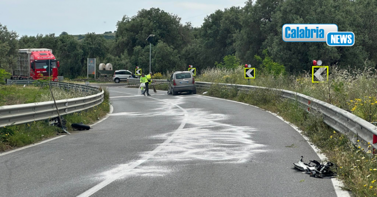 Cariati, violento impatto auto-moto sulla SS 106: due feriti, uno in gravi condizioni