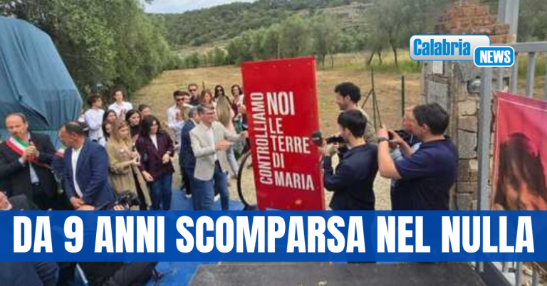 Ricordata Maria Chindamo davanti al cancello della sua azienda agricola a Limbadi