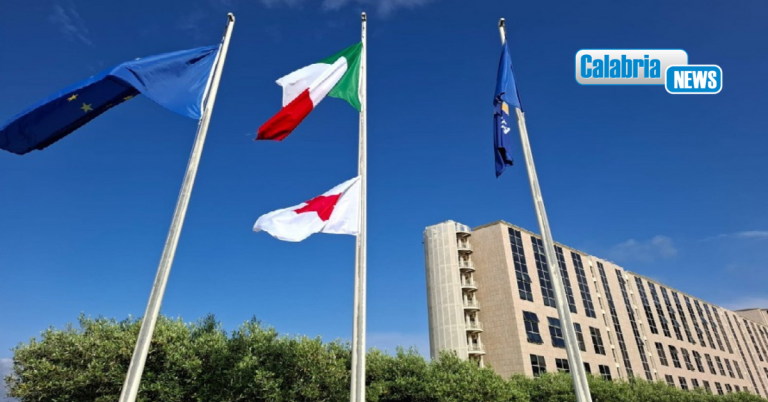 Giornata mondiale della Croce Rossa, la bandiera esposta nella Cittadella regionale