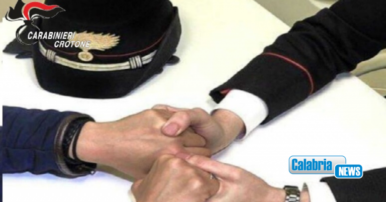 Perseguita ragazza con pedinamenti e appostamenti: 38enne arrestato nel crotonese