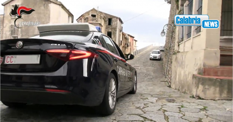 Pizzicati con 2 Kg di hascisc suddivisi in dosi nascosti in uno zaino: arrestati 3 giovani del catanzarese