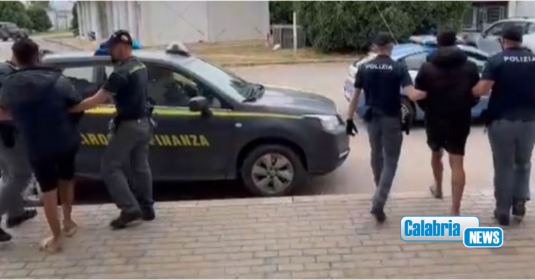 Crotone, Polizia e Guardia di Finanza fermano i 2 scafisti responsabili dello sbarco avvenuto il 22 maggio