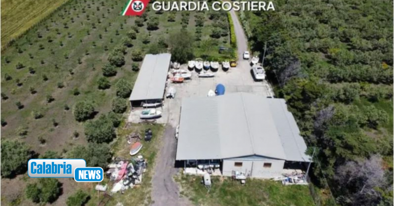Isola Capo Rizzuto, Guardia costiera sequestra cantiere nautico abusivo a Le Castella: due denunce