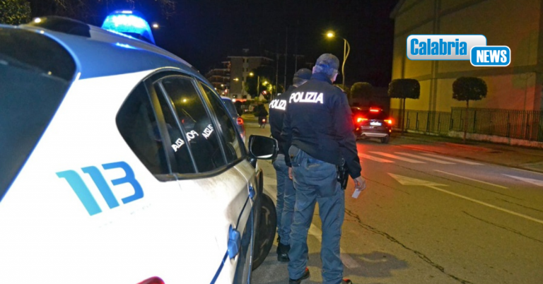 Crotone, nella notte tenta furto in negozio di abbigliamento: arrestato dalla Polizia