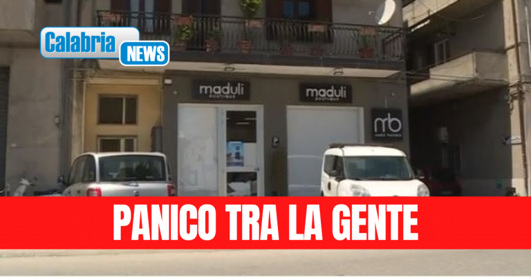 Prima colpi in aria e poi spari in pieno giorno contro vetrina di una boutique a Rosarno