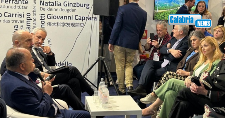 Salone del Libro di Torino, allo stand Calabria la visita del procuratore Gratteri