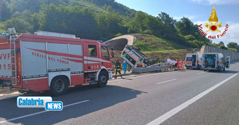 Si ribalta autoambulanza privata sulla corsia Nord dell’A2 nel Vibonese, tre persone ferite