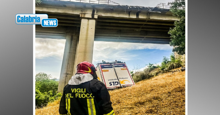 VIDEO-Castrovillari, mezzo pesante esce fuori strada e finisce sotto il viadotto ‘Salso’ della A2: due feriti