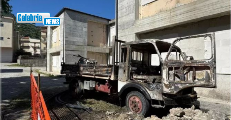 Incendiato nella notte camion di una ditta edile nel reggino: indagini in corso